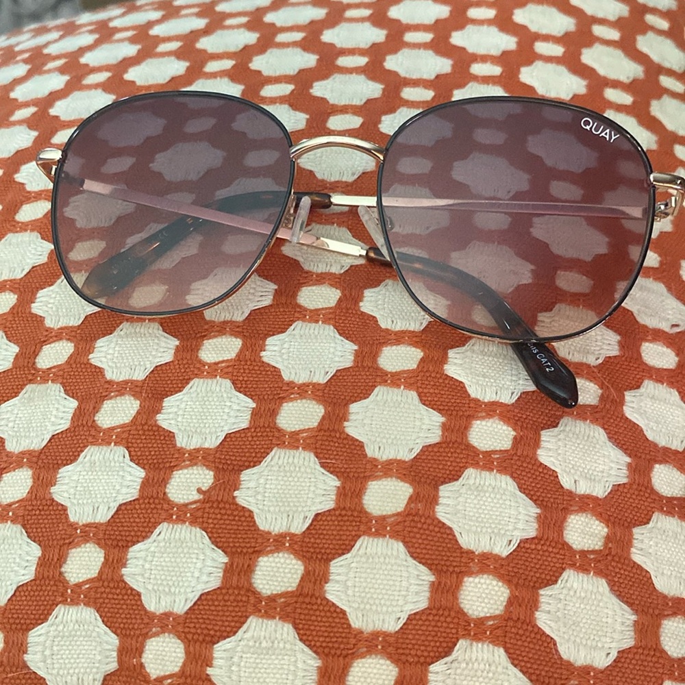 QUAY Jezabell Sunglasses in Black/Brown/Orange